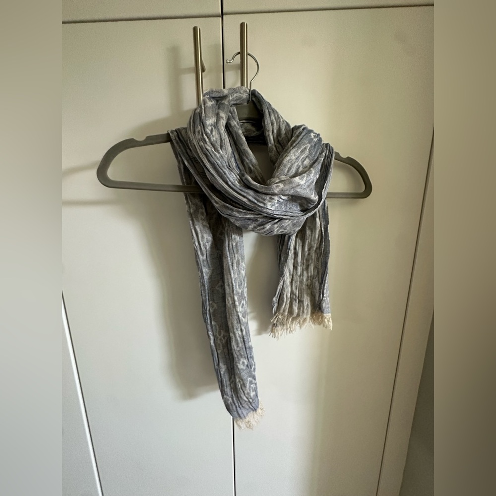 Pistil light weight patterened scarf